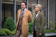 Dr. Dylan Reinhart (Alan Cumming, l.) und seine Kollegin Detective Lizzie Needham (Bojana Novakovic, r.) ermitteln undercover in einem Krankenhaus, in dem eine Krankenschwester verd&auml;chtigt wird ihre Patienten umzubringen ...