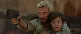 Auf ihrer gemeinsamen Reise geraten Paul (Hugo Becker, l.) und Elma (Lya Ouassadit-Lessert, r.) immer wieder in Gefahr.