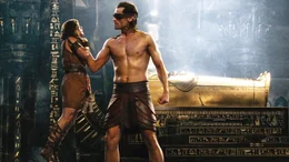 Bek (Brenton Thwaites, li.) und Horus (Nikolaj Coster-Waldau, re.) finden sich als Verb&uuml;ndete im Krieg gegen Set.