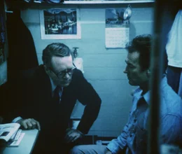 Reden ist Silber, Schweigen ist Gold. Trotzdem bemerkt der misstrauische Direktor (Patrick McGoohan, l.), dass Morris (Clint Eastwood, r.) etwas zu verbergen hat, und l&auml;sst seine Zelle durchsuchen - ergebnislos.