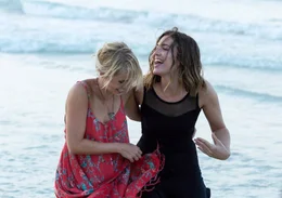 Die Schwestern Kate (Claire Holt, l.) und Lisa (Mandy Moore) genie&szlig;en eine ausgelassene Zeit in Mexiko.