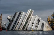 Das Wrack der Costa Concordia fast ein Jahr nach der Kollision mit einem Felsen