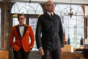 Eggsy (Taron Egerton, l.); Merlin (Mark Strong, r.)