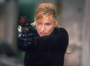 Die attraktive Eva (Lucia Gailova) ist eine eiskalte Killerin...