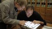 Josh Gates (r.) untersucht zusammen mit dem Historiker Yuri Kuntsevich Artefakte aus dem Dyatlov Pass Incident