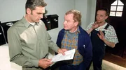 Die Handwerker (Michael Hanemann, M. und Nicholas Bodeux, r.) pr&auml;sentieren Dr. Schmidt (Walter Sittler, l.) die Rechnung. Er sollte sie lieber annehmen, sonst gibt es ein Donnerwetter.
