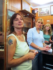 Von links: Die Schwestern Simone, Inge und Ulrike auf dem Hausflohmarkt.