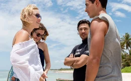 Kate (Claire Holt, l.) und Lisa (Mandy Moore) lernen im Urlaub zwei M&auml;nner namens Louis (Yani Gellman, 2.v.r.) und Benjamin (Santiago Segura) kennen, die eine Haik&auml;fig-Tauchfahrt planen.