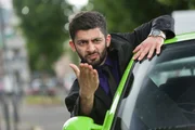 Can (Volkan Isbert) regt sich &uuml;ber einen Autofahrer auf, der vor ihnen sehr langsam f&auml;hrt und damit den Verkehr aufh&auml;lt.