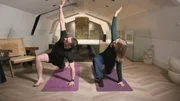 Der niederländische Biohacker Jorn Kirkels und Reporterin Isabella Purkart starten mit Stretching in den Tag. Der niederländische Biohacker Jorn Kirkels und Reporterin Isabella Purkart starten mit Stretching in den Tag.
