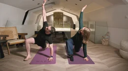 Der niederl&auml;ndische Biohacker Jorn Kirkels und Reporterin Isabella Purkart starten mit Stretching in den Tag.
