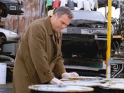 Die Spur einer vermissten Frau führt zu einem Schrottplatz. Detective Goren (Vincent D'Onofrio) geht den Hinweisen vor Ort nach. Die Spur einer vermissten Frau führt zu einem Schrottplatz. Detective Goren (Vincent D'Onofrio) geht den Hinweisen vor Ort nach.