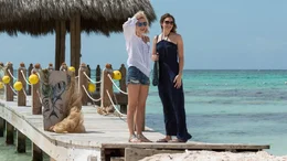 Bei einem Urlaub in Mexiko lassen sich die beiden Schwestern Kate (Claire Holt, li.) und Lisa (Mandy Moore) zu einer Tauchfahrt in einem Haik&auml;fig &uuml;berreden..