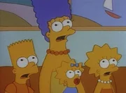 Erschreckt h&ouml;ren Bart, Marge, Maggie und Lisa, dass Homer operiert werden muss.