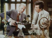 Lt. Columbo (Peter Falk) unterh&auml;lt sich mit dem Winzer und Kunstsammler Adrian Carsini (Donald Pleasence, li.) &uuml;ber den Tod seines Bruders Ric Carsini.