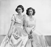 L-R: Konigin Elizabeth II und Prinzessin Margaret l-r: Queen Elizabeth II , Princess Margaret