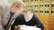 Josh Gates (r.) untersucht zusammen mit dem Historiker Yuri Kuntsevich Artefakte aus dem Dyatlov Pass Incident