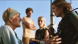 Lisa (Mandy Moore, re.) und Kate (Claire Holt) bekommen f&uuml;r den Tauchgang noch Anweisungen von Captain Taylor (Matthew Modine, li.)