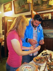 Ulrike zeigt Tr&ouml;delexperte S&uuml;kr&uuml; Pehlivan den Tr&ouml;del in der Gastst&auml;tte.