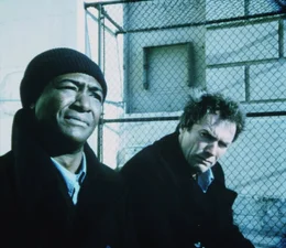 Auf Alcatraz herrschen auch zwischen den Gefangenen m&ouml;rderische Verh&auml;ltnisse, trotzdem freundet sich Morris (Clint Eastwood, r.) mit dem Boss der Schwarzen an ...