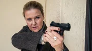 Die Polizeikommissarin steht vor einer Hauswand mit gezogener Waffe: Katharina B&ouml;hm als Vera Lanz