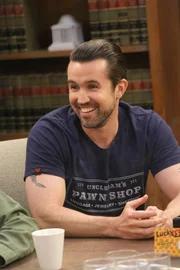 Mac (Rob McElhenney)