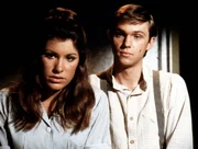 Elisabeth (Kami Cotler, l.) John-Boy (Richard Thomas, r.) machen sich gro&szlig;e Sorgen um ihre kranke Gro&szlig;mutter. Zu allem &Uuml;bel hat der Arzt von Walton's Mountain den Ort verlassen ...