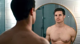 Nachdem Evan (Robbie Amell) durch einen Autounfall stirbt, aktiviert Faye eine Simulanten-Version ihres Mannes..