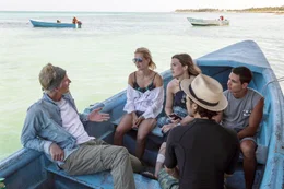 Kapit&auml;n Taylor (Matthew Modine, l.), Kate (Claire Holt, 2.v.l.), Lisa (Mandy Moore), Louis (Yani Gellman) und Benjamin (Santiago Segura, r.) fahren raus aufs Meer.