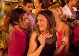 Louis (Yani Gellman) und Lisa (Mandy Moore) verstehen sich auf Anhieb.