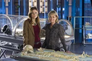 Die US-TV-Serie "Bones" mit Emily Deschanel als Dr. Temperance 'Bones' Brennan (Emily Dschanel, li.) basiert auf Kriminalromanen der US-Anthopologin Kathy Reichs. Die 56-J&auml;hrige lehrt als Professorin an der Universit&auml;t North Carolina soei an der FBI-Akademie in Virginia und gilt als beste Gerichtsmedizinerin der USA.