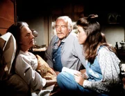 Elisabeth (Kami Cotler, r.) und Sam (Will Geer, M..) k&uuml;mmern sich um Ester Walton (Ellen Corby, l.), die eine Magen-Darm-Grippe zu haben scheint ...