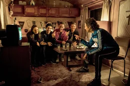 Eine Legende zur Verst&auml;rkung (l-r): Lea van Acken als Hannah, Reza Brojerdi als Musti, Jerry Hoffmann als Yannick, Lucas Reiber als Tom, Oliver Korittke als Hausabwart Hasselmann