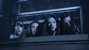 v.l.n.r. Styles (Dylan O`Brien), Lydia (Holland Roden), Allison (Crystal Reed) und Jackson (Colton Haynes) beobachten wie die Polizei bei der Schule eintrifft...