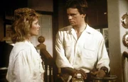 Karen (Wendy Schaal, l.) und MacGyver (Richard Dean Anderson, r.) überlegen sich einen Fluchtweg. Karen (Wendy Schaal, l.) und MacGyver (Richard Dean Anderson, r.) überlegen sich einen Fluchtweg.