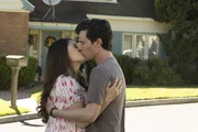 L-R: Lexie Brooks (Daniela Bobadilla) und Axl Heck (Charlie McDermott)