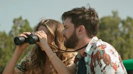 Charles (Jack Whitehall) und Elaine (Shailene Woodley)