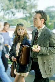 Buffy (Sarah Michelle Gellar, l.) erz&auml;hlt Mr. Giles (Anthony Stewart Head, r.) von den merkw&uuml;rdigen Vorg&auml;ngen an der High School.