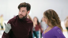 Eines Tages trifft Charles (Jack Whitehall) Elaine (Shailene Woodley) auf der Eislaufbahn und ist hin und weg..