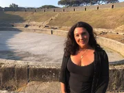 Bettany Hughes in einem Amphitheater in Pompeji.