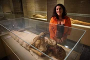 Bettany Hughes mit der Leiche von Seti 1