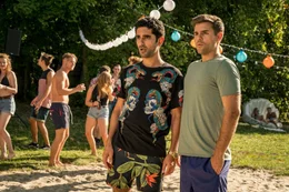 Musti (Reza Brojerdi, l.); Tom (Lucas Reiber, r.)