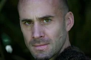 Folge 1: Der junge K&ouml;nig (Homecoming) Der von d&uuml;steren Visionen geplagte Zauberer Merlin (Joseph Fiennes).
