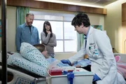Jerry (John Murphy, l.), Martine (Britt Loder, liegend), Cecile (Meghan Gardiner), Dr. Shaun Murphy (Freddie Highmore)