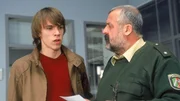 Jochen (Jona Mues, li.) taucht bei der Autobahnpolizei auf, um Herzberger (Dietmar Huhn) auszuhorchen. Dabei erf&auml;hrt er, dass Weber an der Partydroge starb.
