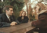 Mulder (David Duchovny, l.) und Scully (Gillian Anderson, M.) recherchieren in Aubrey, Missouri, wegen einer Mordserie, die ihren Ursprung vor 50 Jahren hat und bei der die Polizistin B.J. Morrow eine Schl&uuml;sselrolle spielt.
