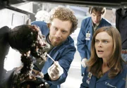 Brennan (Emily Deschanel), Hodgins (TJ Thyne, l.) und Zack Addy (Eric Millegan) m&uuml;ssen eine junge Frau identifizieren, deren &Uuml;berreste in einem K&uuml;hlfach gefunden wurden.