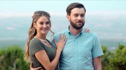 E2 (Shailene Woodley) und C2 (Jack Whitehall) verk&uuml;nden, dass sie heiraten wollen..
