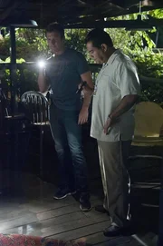 Jim (Matt Passmore, l.) und Carlos (Carlos Gomez) schauen sich in der Schnapsbrennerei und finden Blut auf dem Boden...