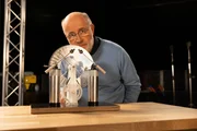 Harald Lesch mit dem Modell einer Elektrisiermaschine. Harald Lesch mit dem Modell einer Elektrisiermaschine.